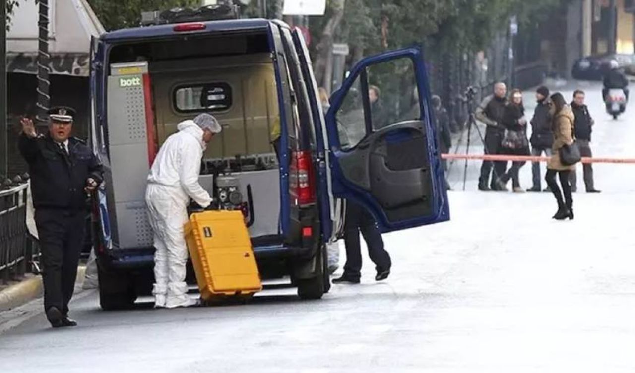 Atina'da bakanlık önünde bomba patladı