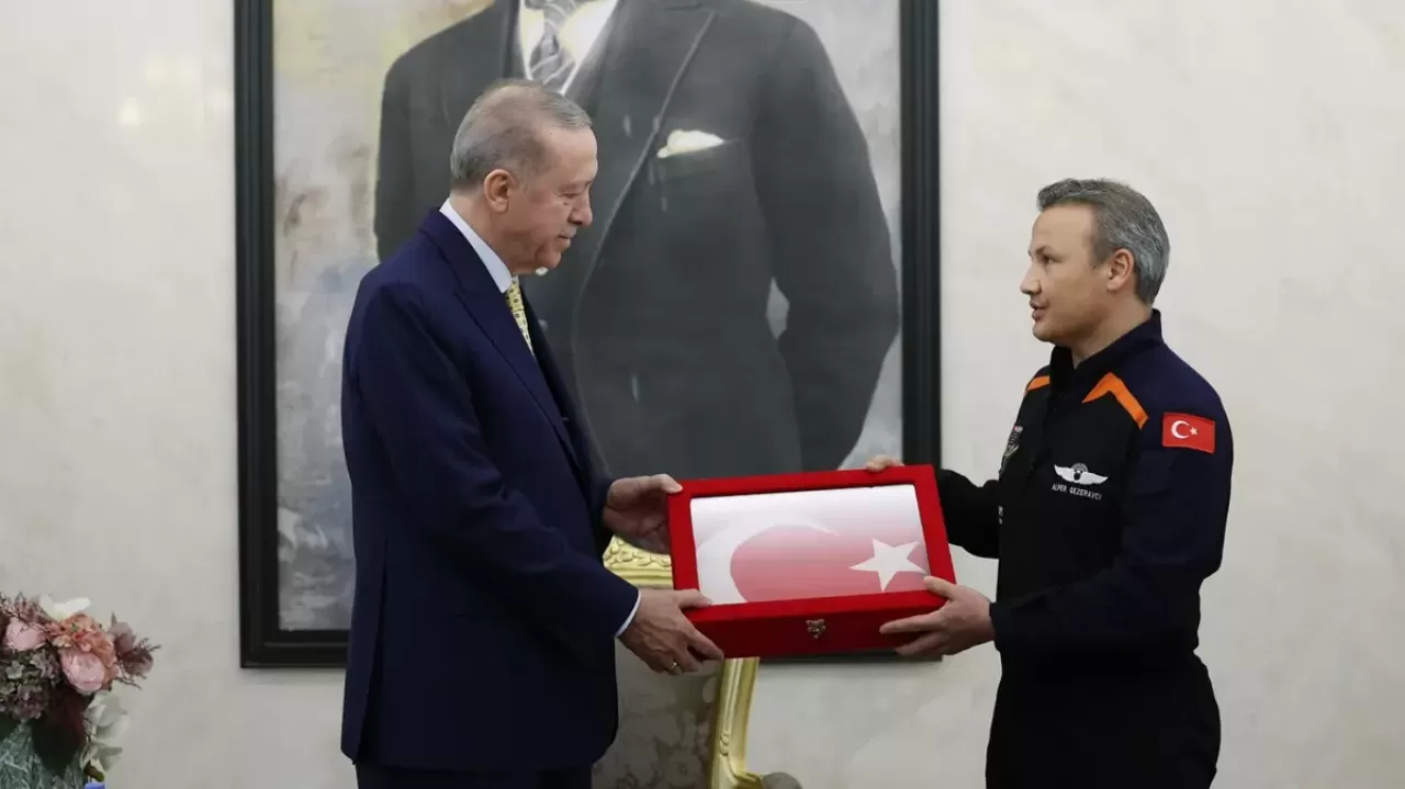 Cumhurbaşkanı Erdoğan, Alper Gezeravcı'yı kabul etti