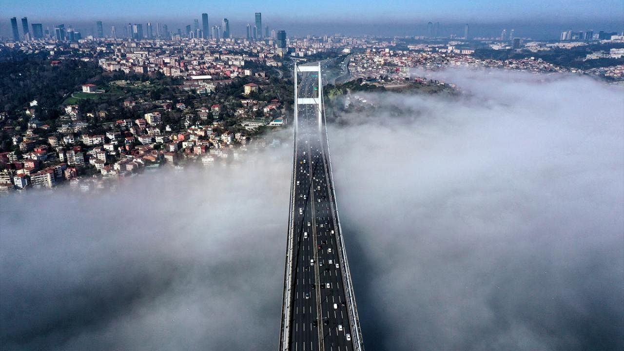 İstanbul'da yoğun sis ulaşımı etkiledi: Göz gözü görmüyor