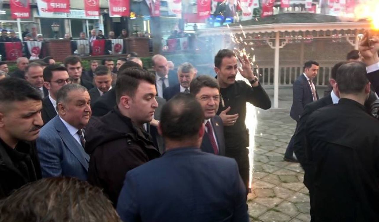 MHP'lilerden Bakan Tunç'a mehter marşlı, maytap ve konfetili karşılama