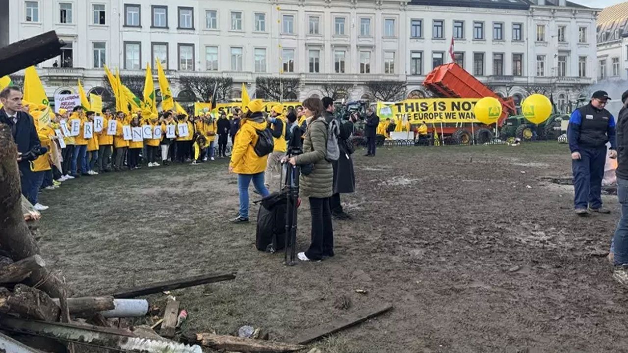 Avrupa Parlamentosu’nun önüne tezek, odun ve saman döktüler