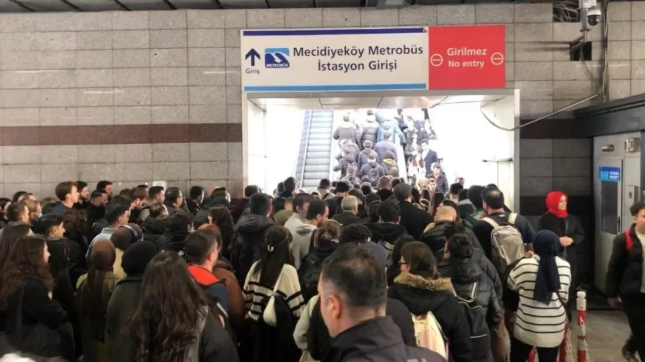 İstanbulluların çilesi bitmiyor! Metrobüs durağındaki yürüyen merdiven aniden durdu: 3 yaralı