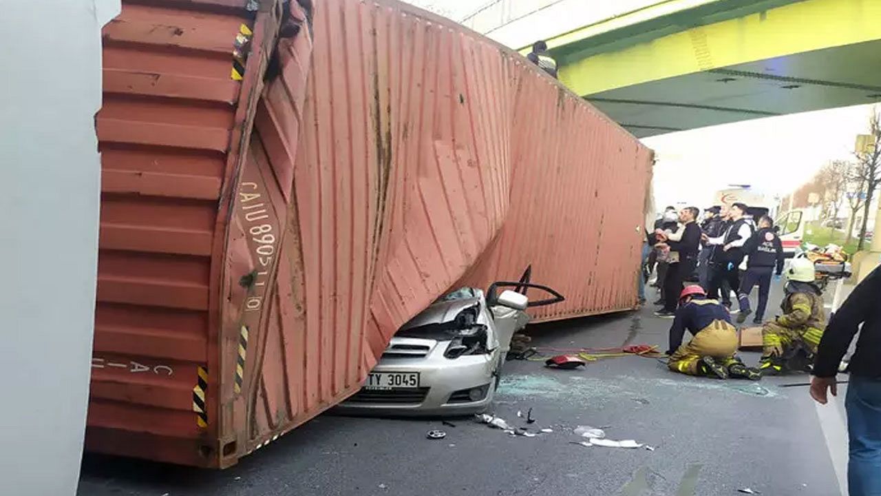 Bakırköy'de tır otomobilin üzerine devrildi: 4 ölü