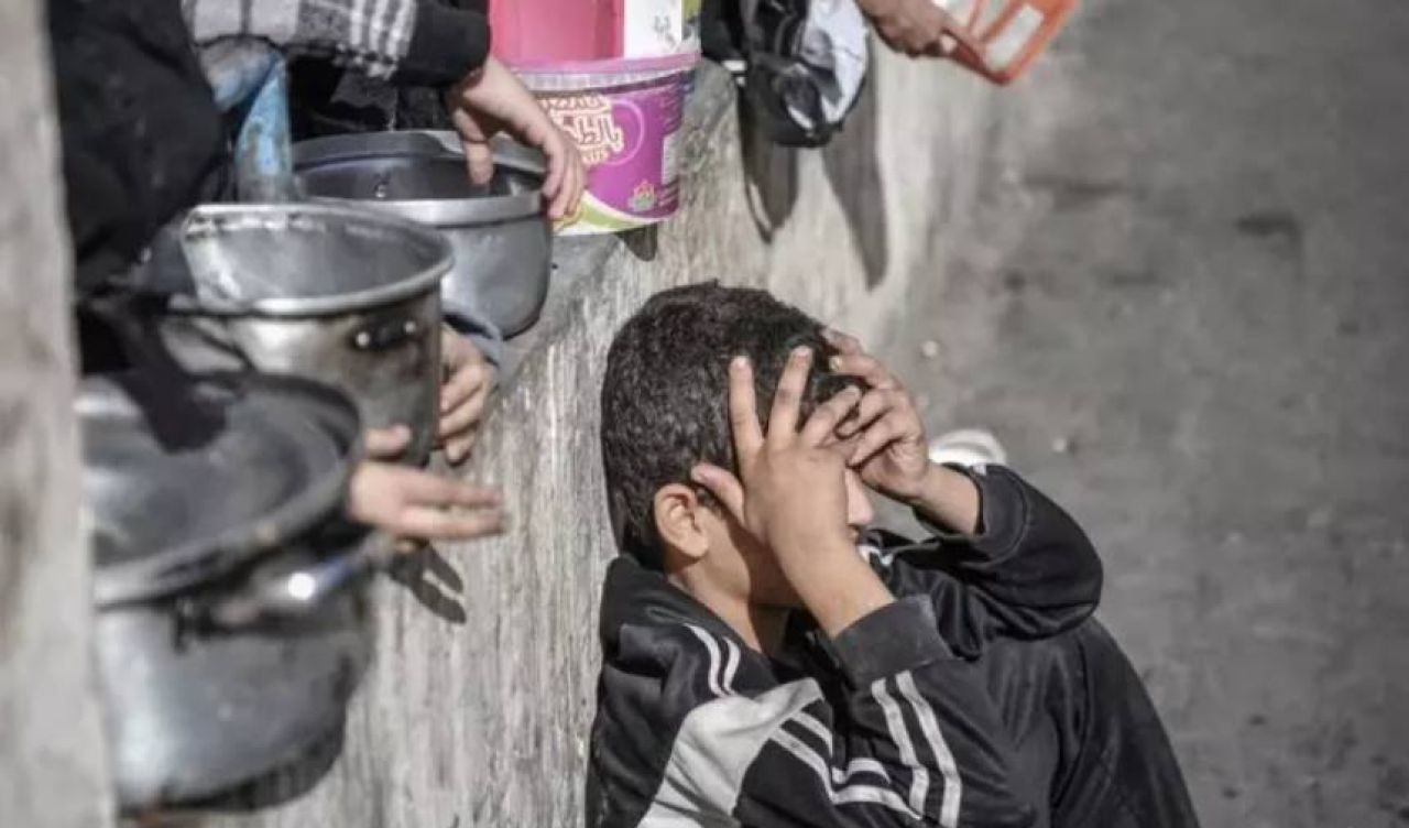 Gazze'nin acı gerçeği! Çocuklar çürük patatesle hayatta kalmaya çalışıyor
