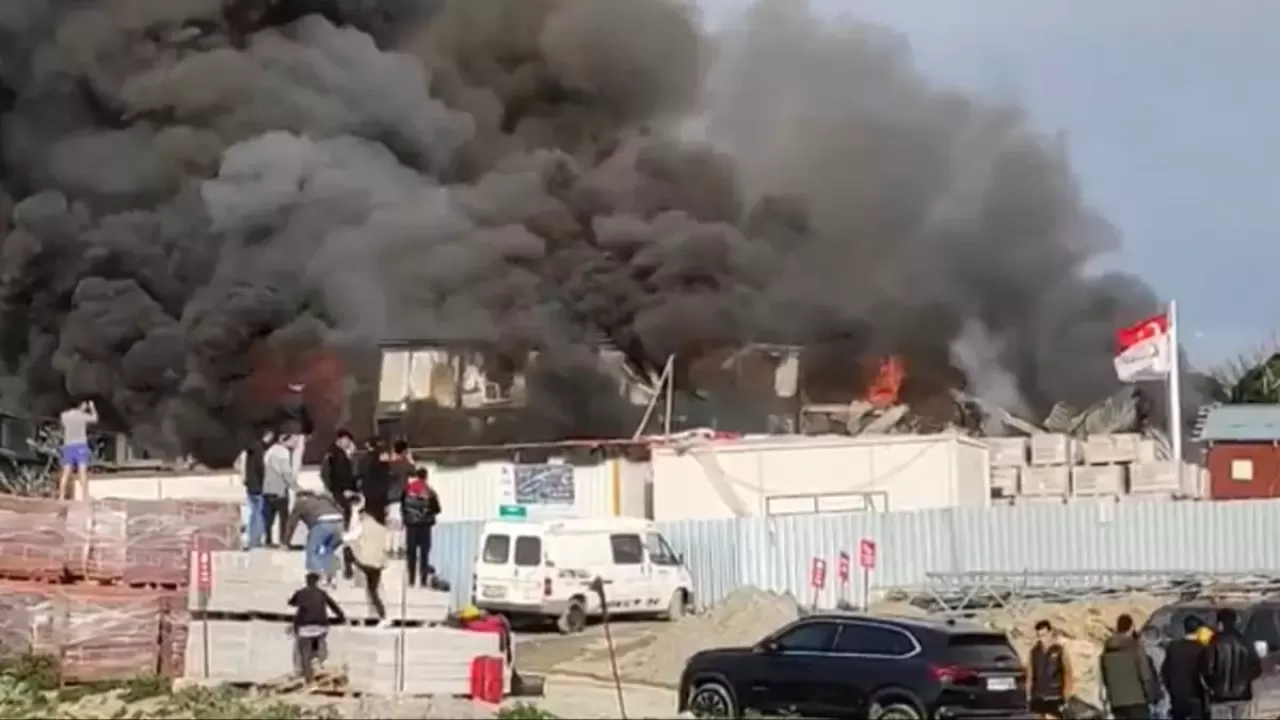 İşçilerin kaldığı konteynerlerde yangın! Çok sayıda ekip sevk edildi