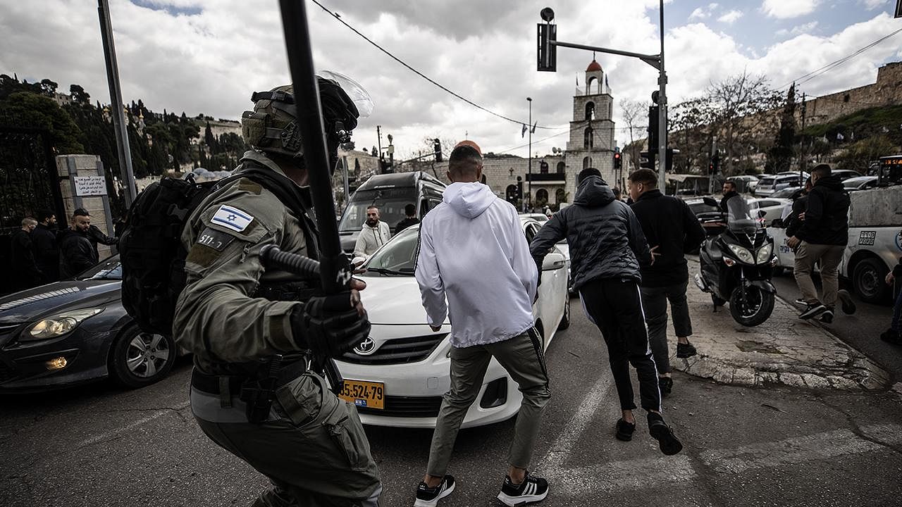 İsrail'in kısıtlamaları sürüyor! Filistinlilerin Mescid-i Aksa'ya girişini engelledi