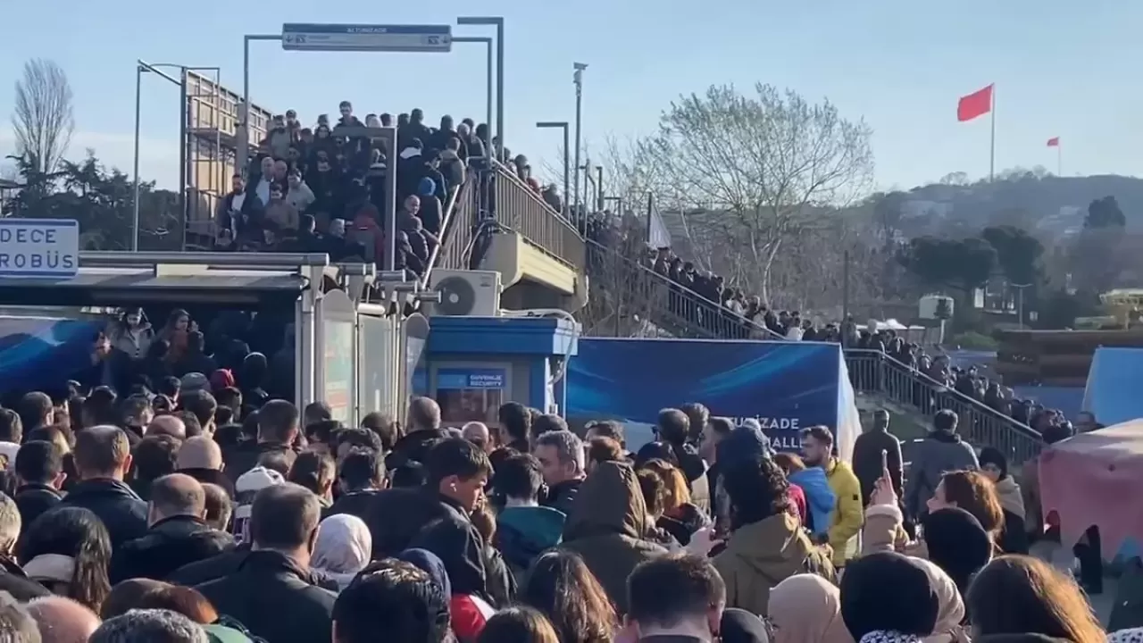 İstanbul'da metrobüs çilesi! Arıza sonrası duraklar bu hale geldi