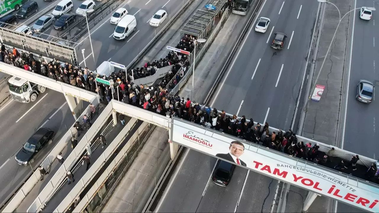 İstanbul'da trajikomik manzara! Metrobüs çilesi sırasında çekildi