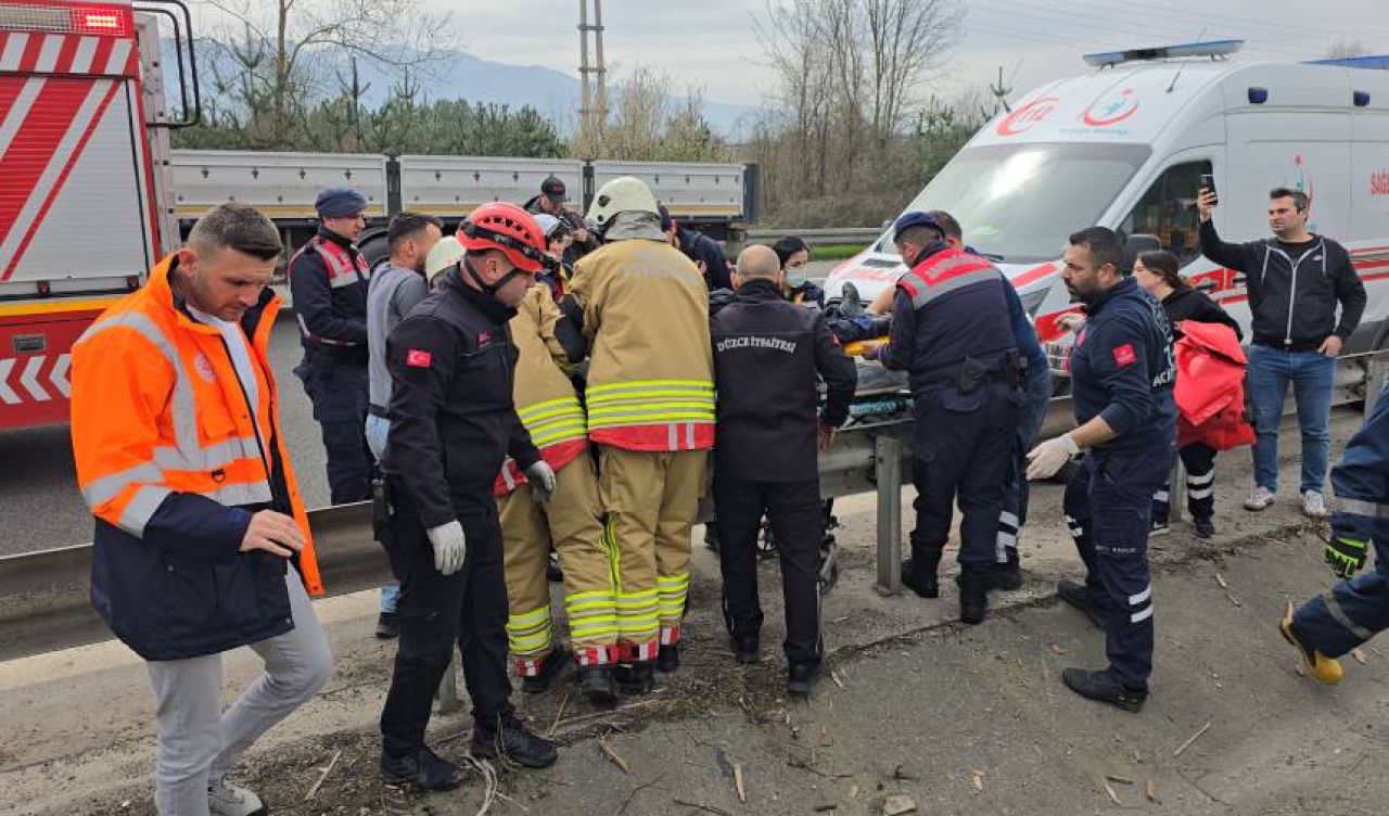 Düzce'de feci kaza! Yolcu otobüsü önce TIR'a sonra bariyerlere çarptı