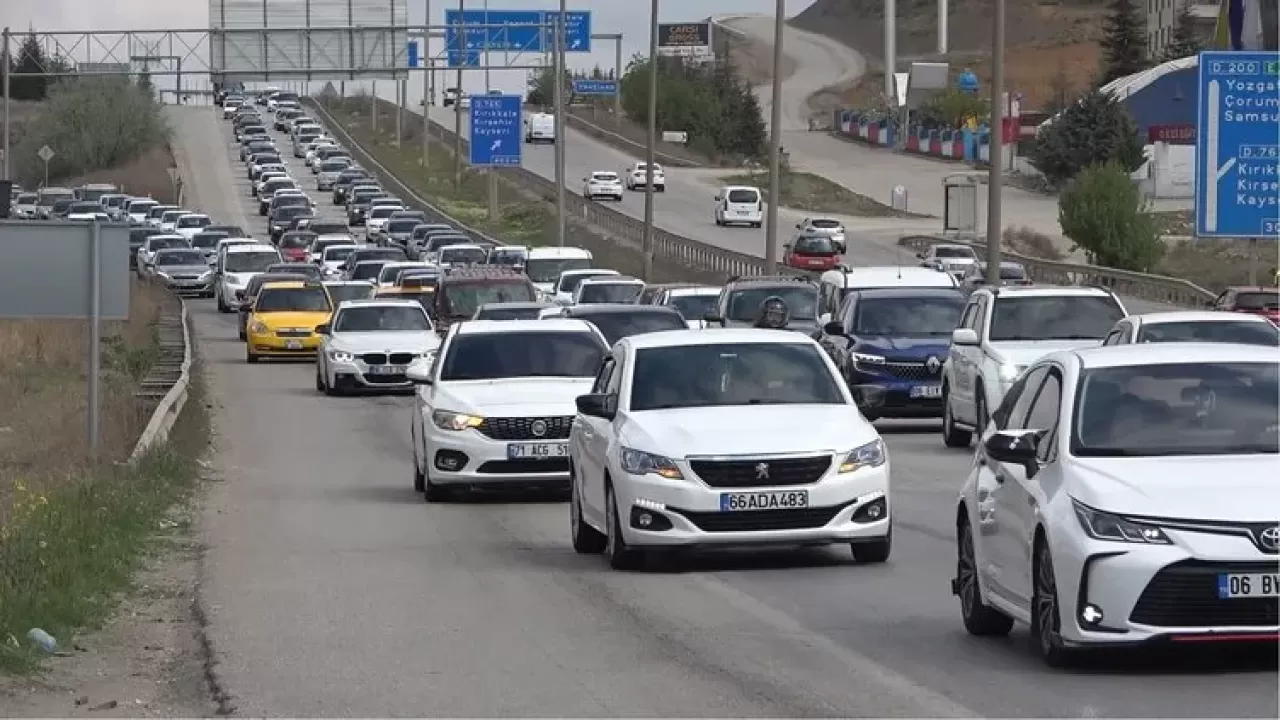 Bayram tatili dönüş yolculuğu... Bu daha başlangıç! "Kilit kavşak"ta trafik yoğunluğu