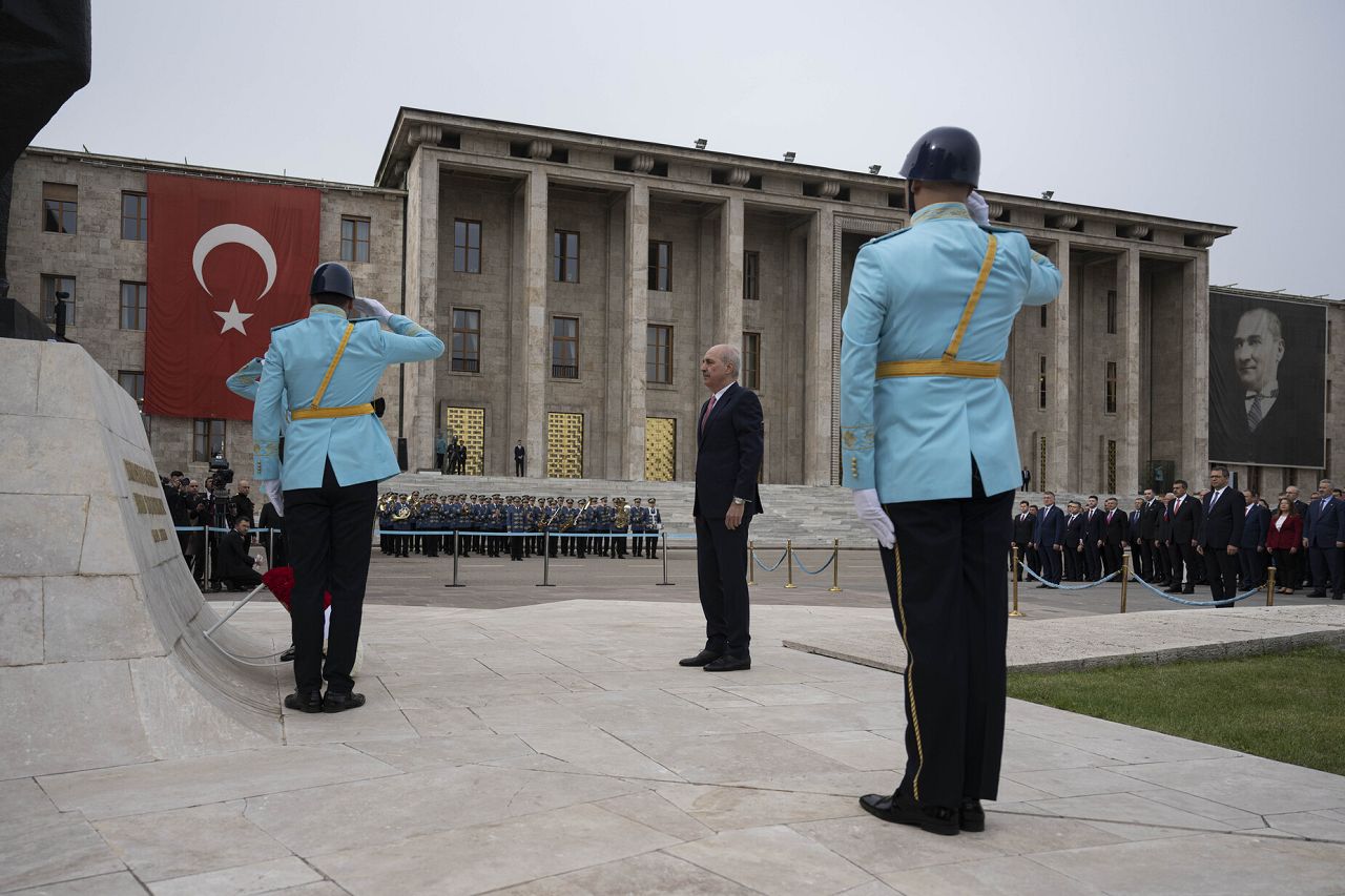 TBMM Başkanı Kurtulmuş ve devlet erkanı Anıtkabir'i ziyaret etti