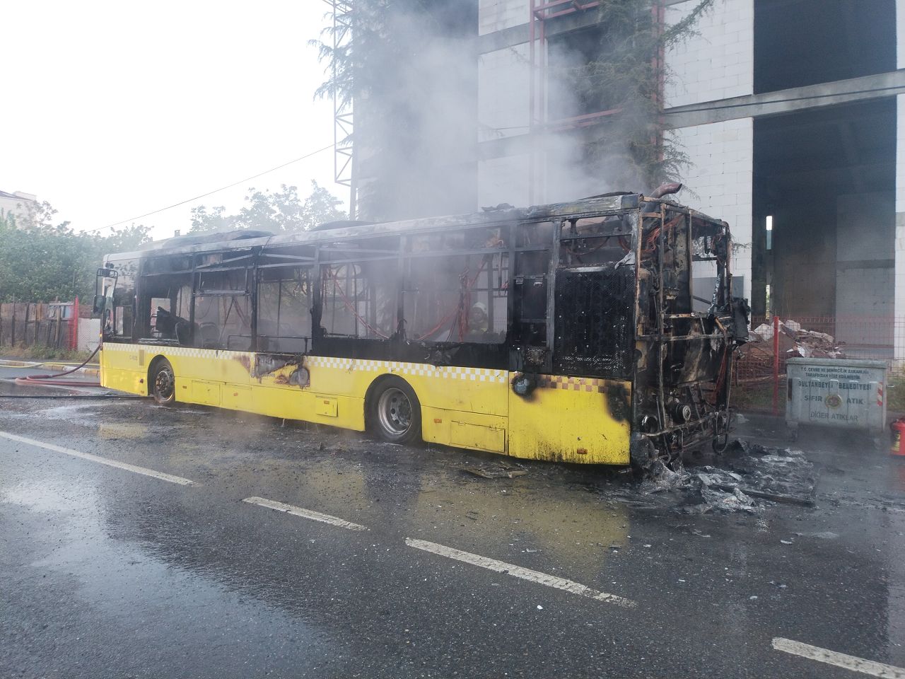 Sultanbeyli'de seyir halindeki otobüs alev alev yandı