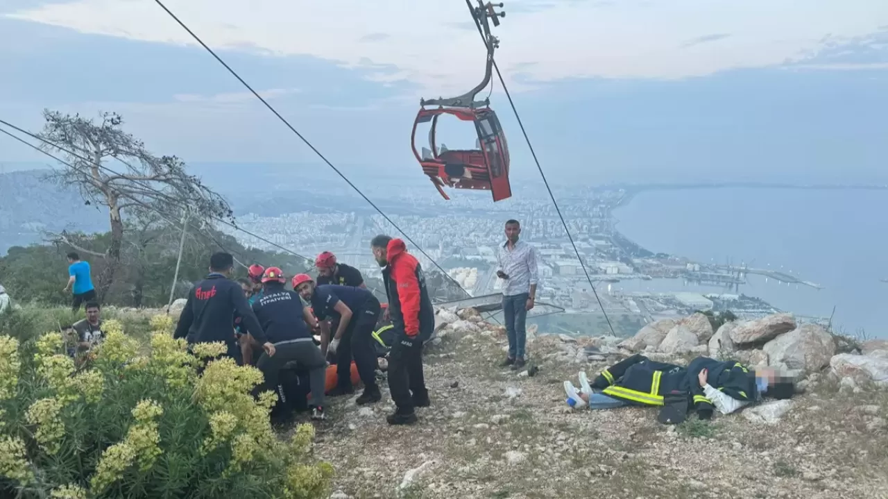 Antalya'da teleferik faciası: 1 ölü, 7 yaralı! 25 kabindeki 184 kişi tahliye edilmeye çalışılıyor