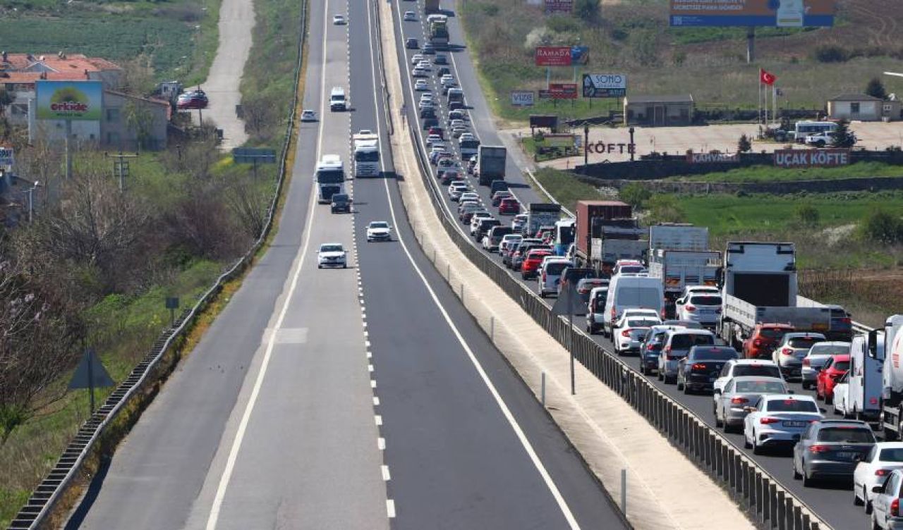 Tekirdağ-İstanbul kara yolunda bayram öncesi trafik yoğunluğu arttı