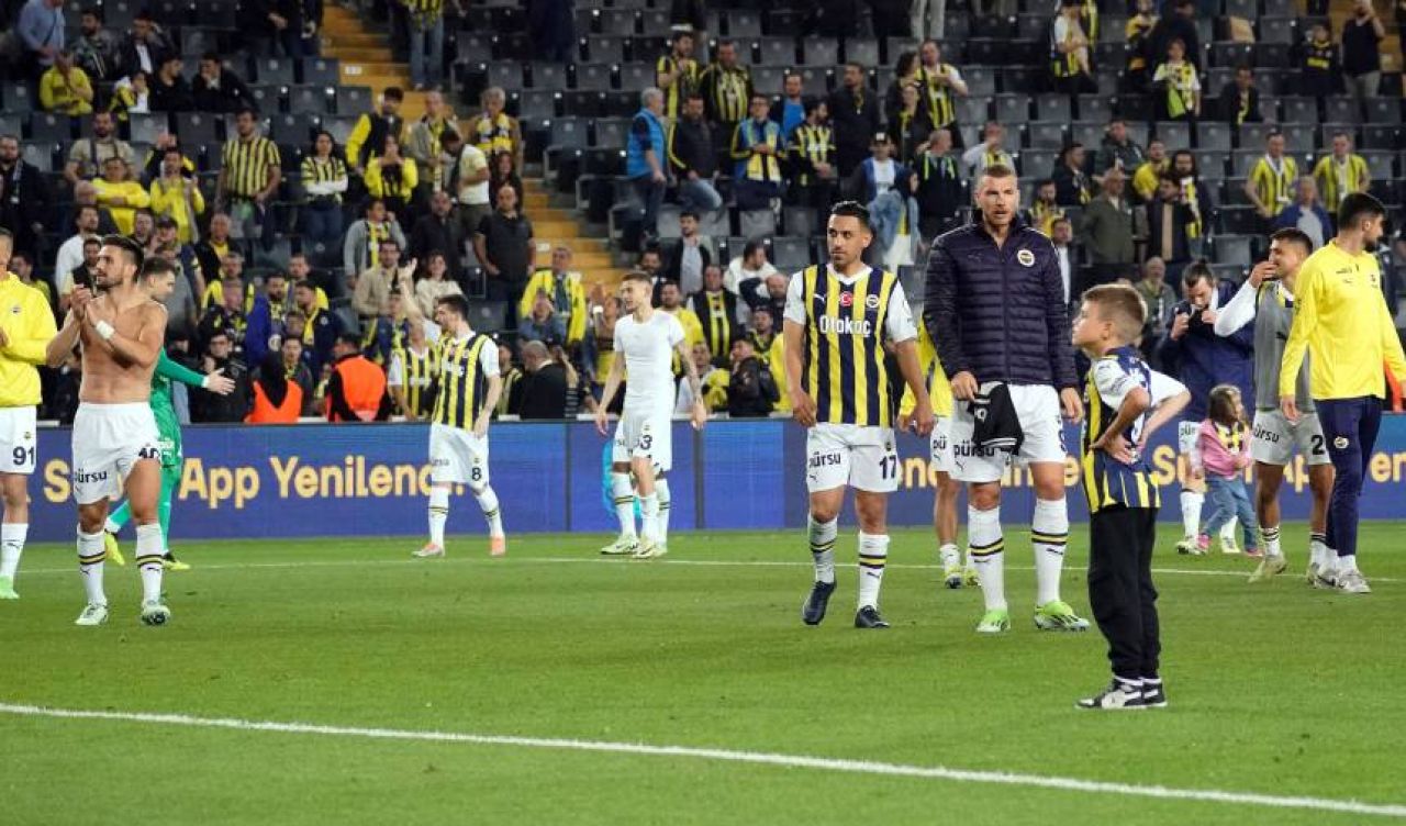 Fenerbahçe derbi galibiyetini taraftarıyla kutladı