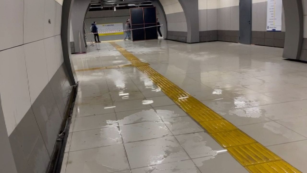 Yenibosna Metro İstasyonu'nu su bastı