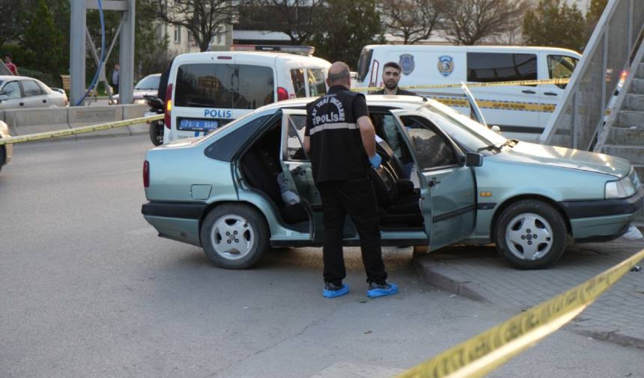 Kaza yaptıktan sonra sevgilisini boğazından bıçakladı