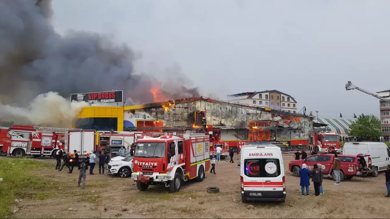 Kocaeli'de market deposunda yangın