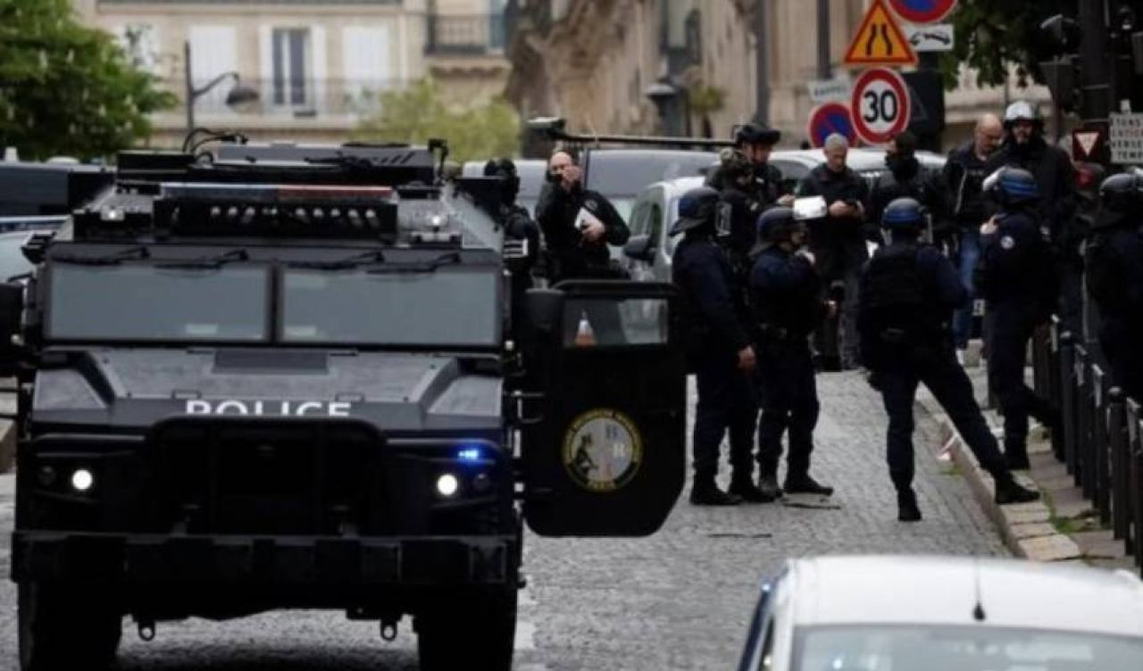 Paris'te canlı bomba alarmı!