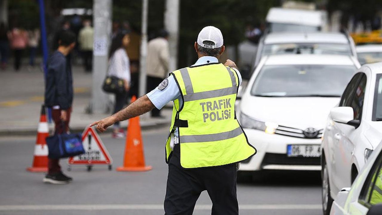 Asker eğlencesinde trafiği tehlikeye düşüren 14 sürücüye para cezası