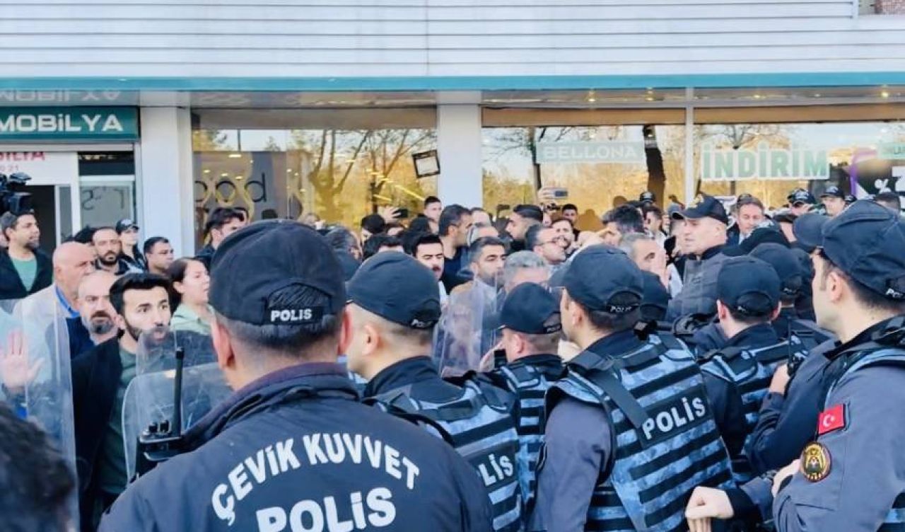 DEM Parti'nin açıklaması sonrası yürüyüş yapmaya çalışan gruba polis müdahale etti