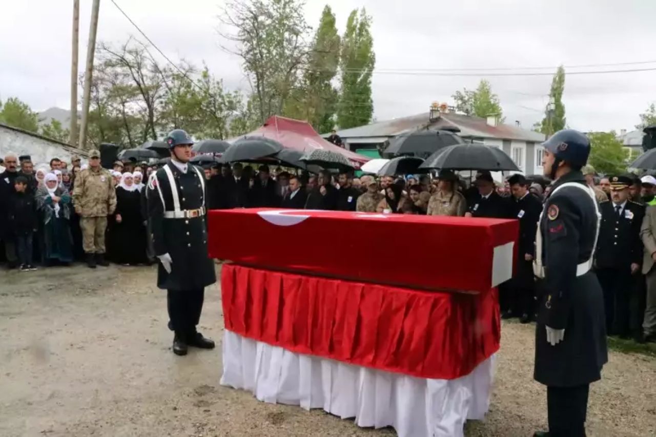 Van'da yıldırım düşmesi sonucu şehit olan güvenlik korucusu son yolculuğuna uğurlandı