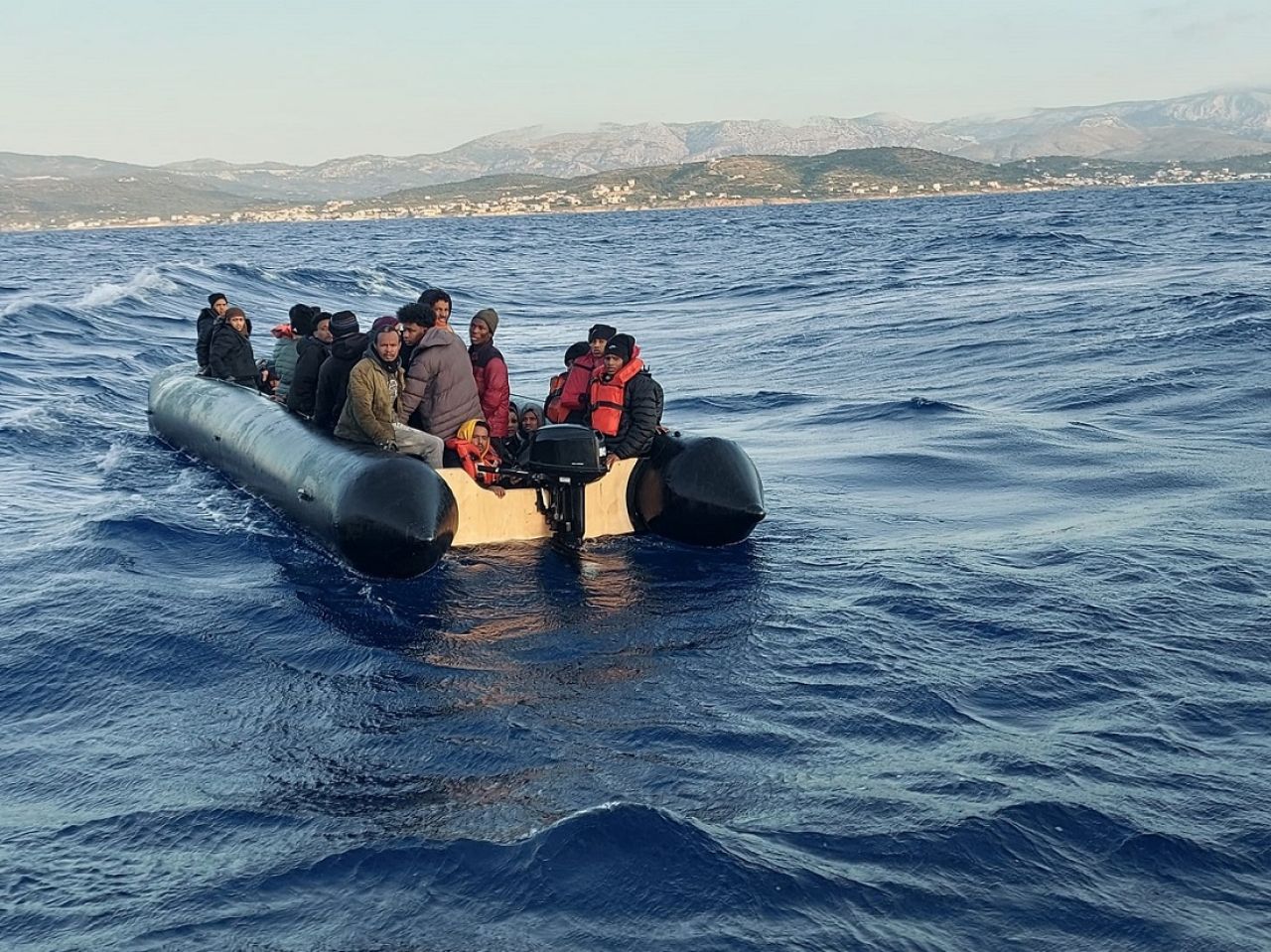 İzmir açıklarında 73 düzensiz göçmen kurtarıldı