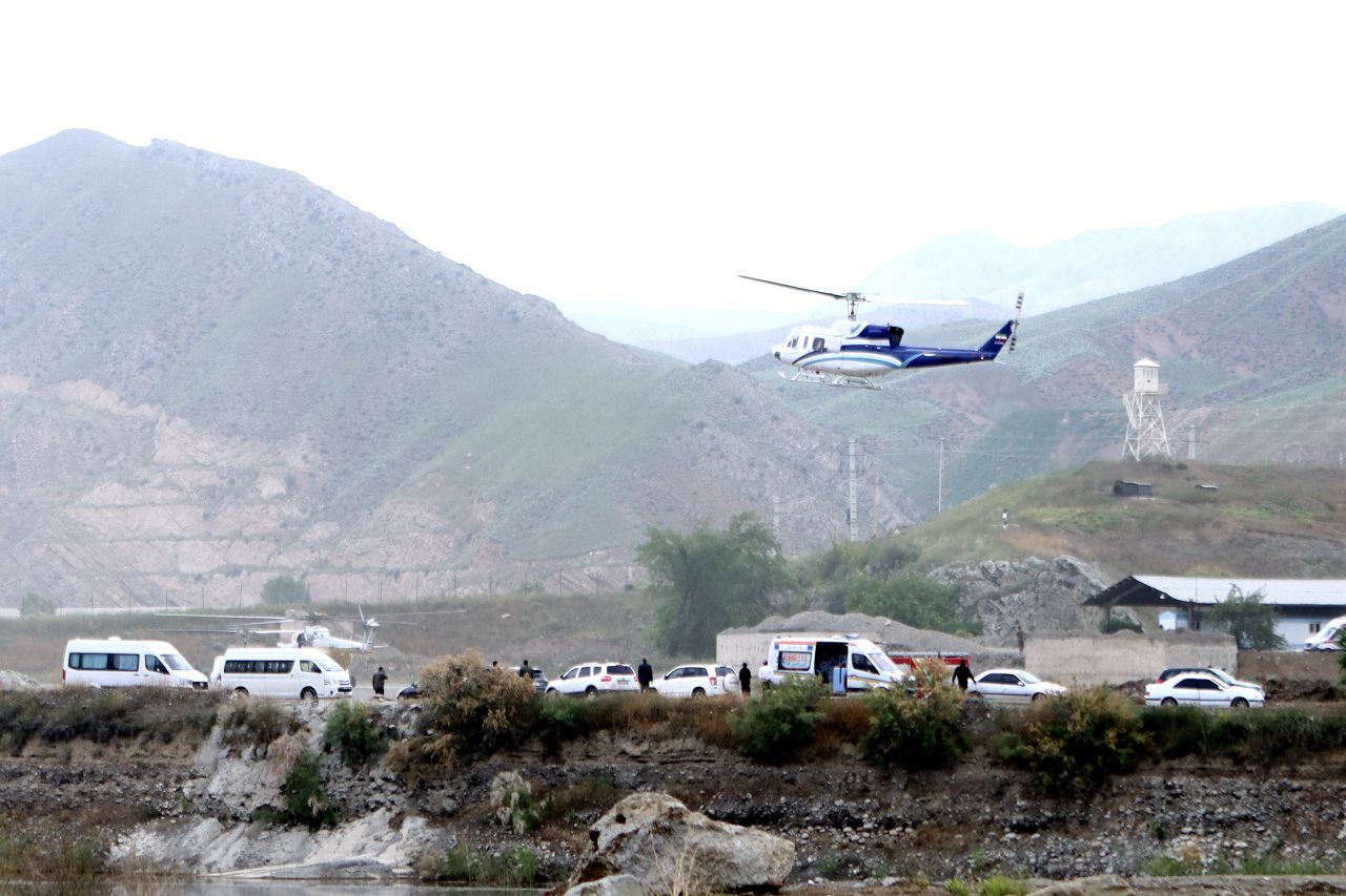 İran Kızılayı: Reisi'yi taşıyan helikopterin enkazına 3 saat uzaklıktayız
