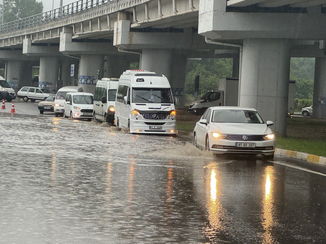 Bolu Dağı'nda sis ve sağanak etkili oldu