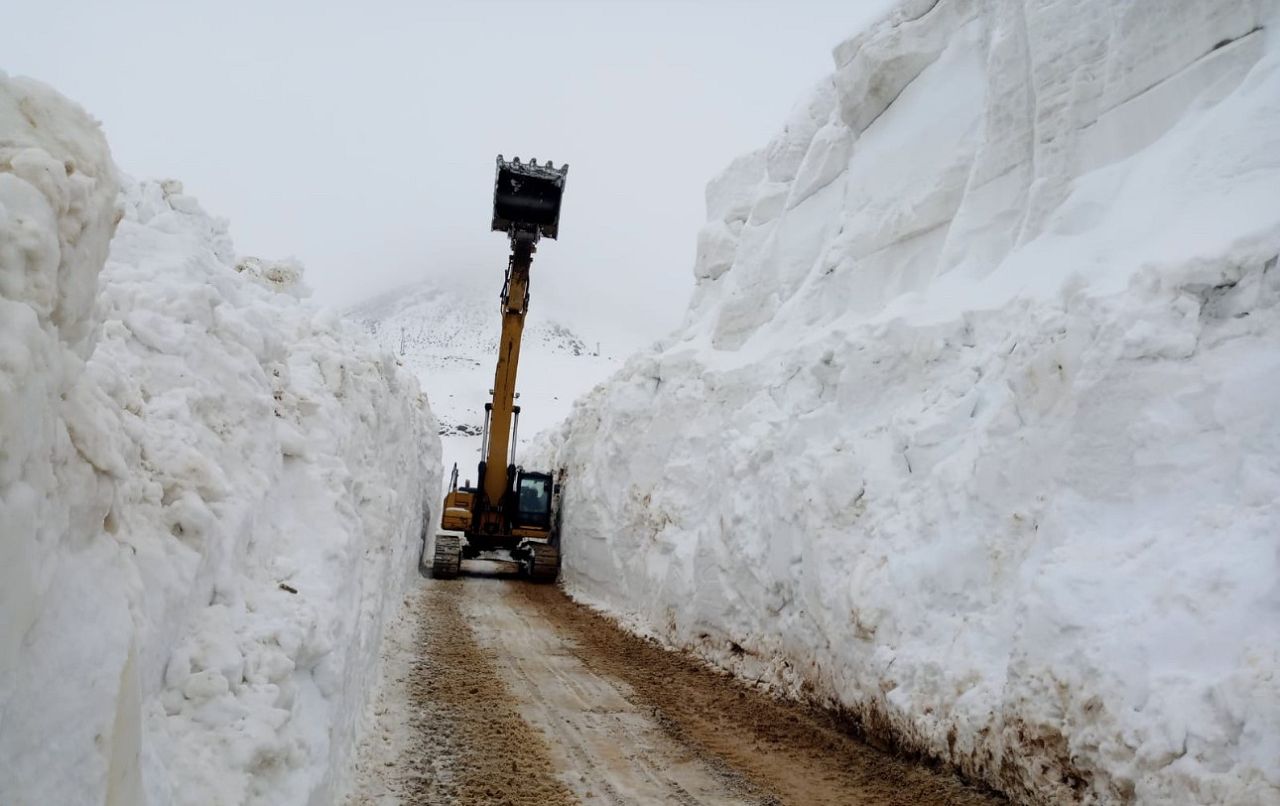 Yüksekova’da mayıs ayında 6 metrelik kar tünelleri oluştu