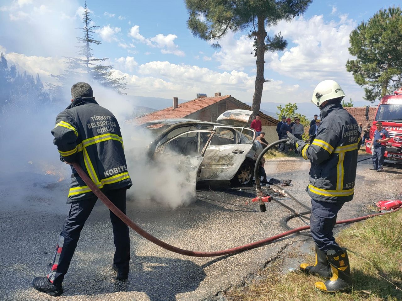 Tokat'ta hareket halindeki otomobil alev alev yandı