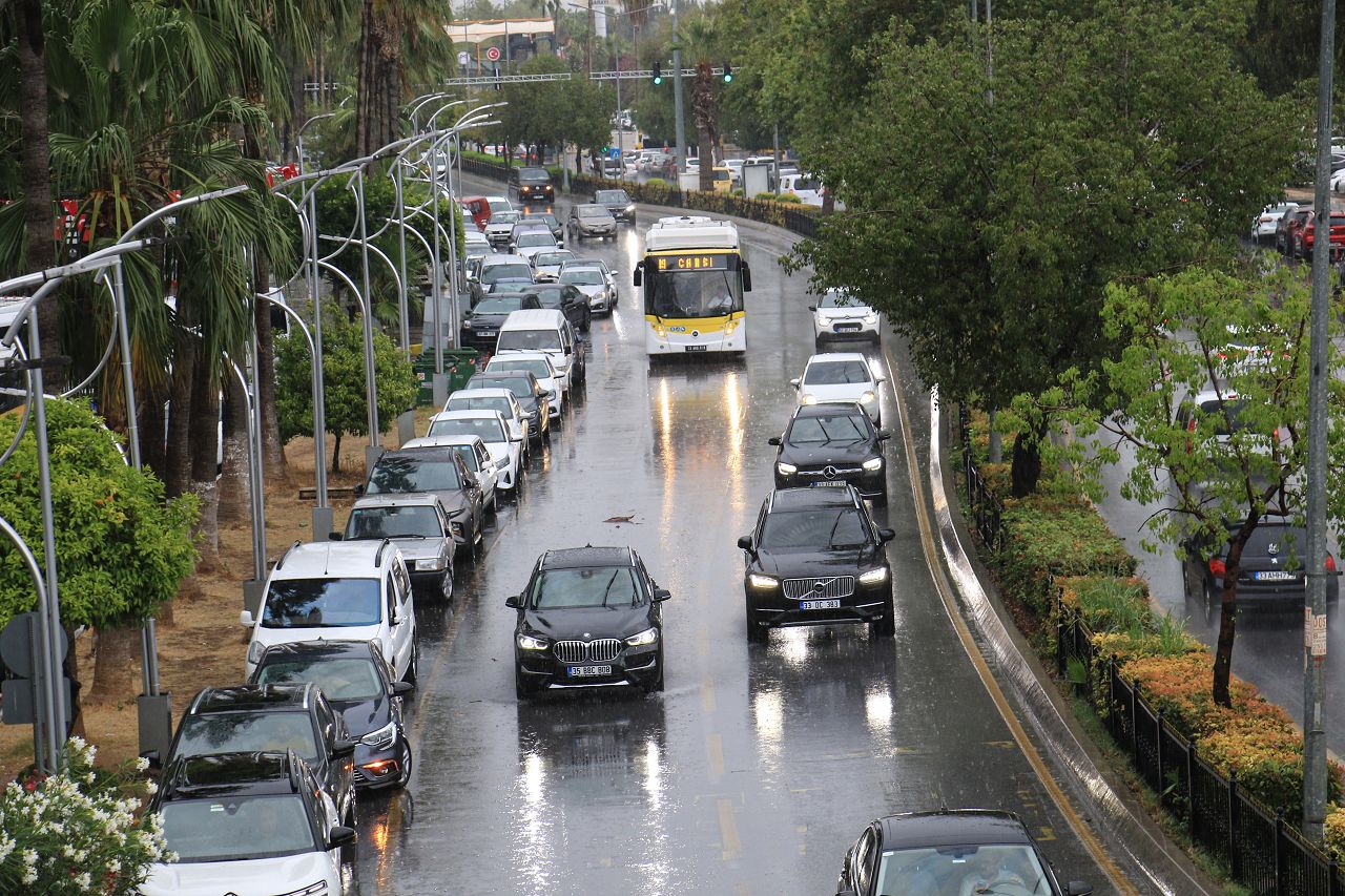 Mersin'de şiddetli yağmur vatandaşlara zor anlar yaşattı