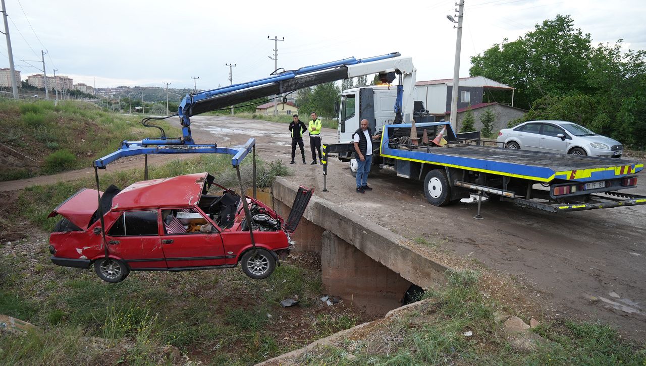 Beton menfeze çarpan otomobil hurdaya döndü: 2 yaralı