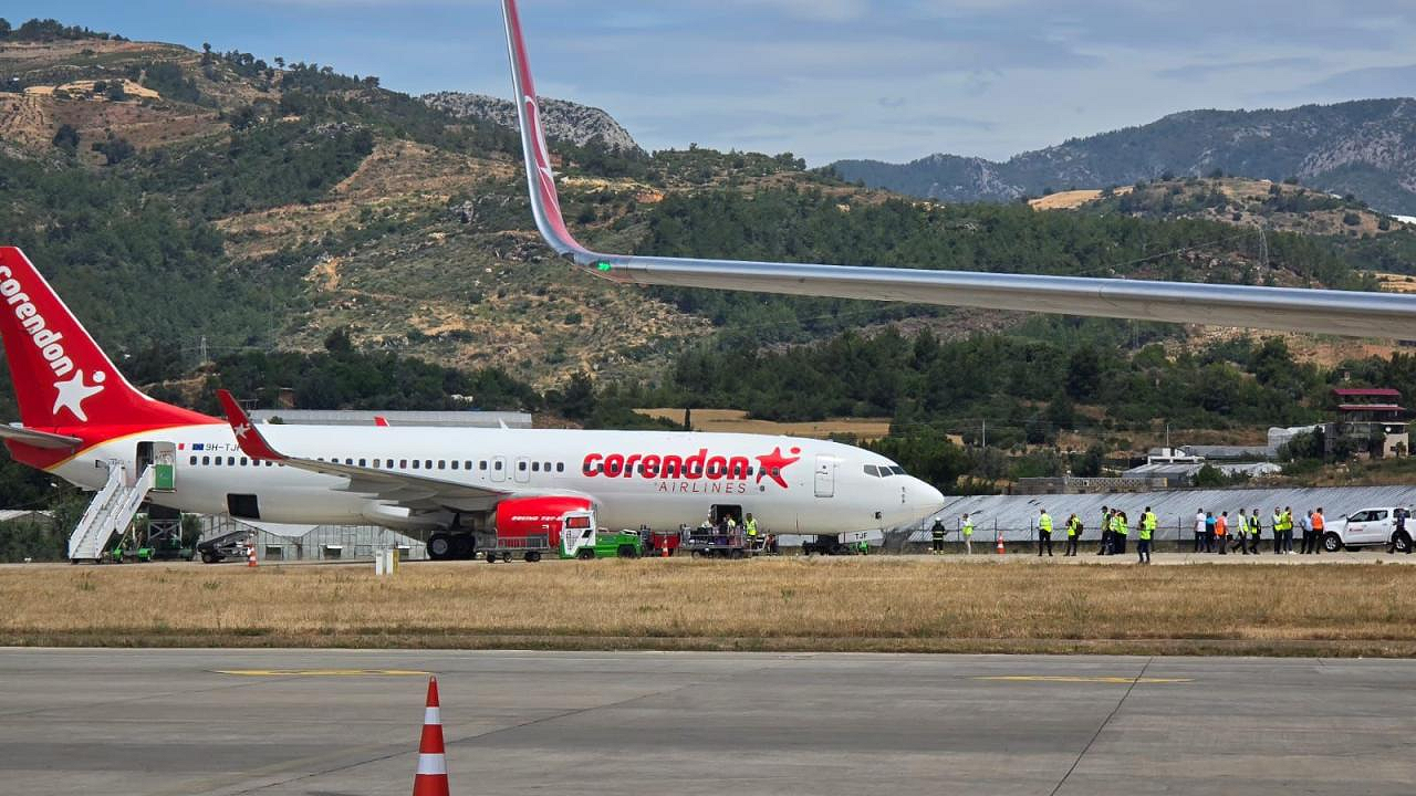 İstanbul'dan sonra Alanya: Uçağın ön lastiği patladı