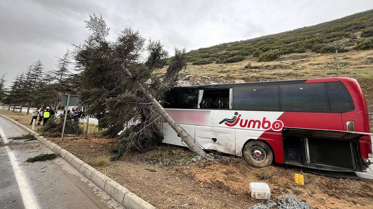 Isparta'da yolcu otobüsü ağaca çarptı: 11 yaralı