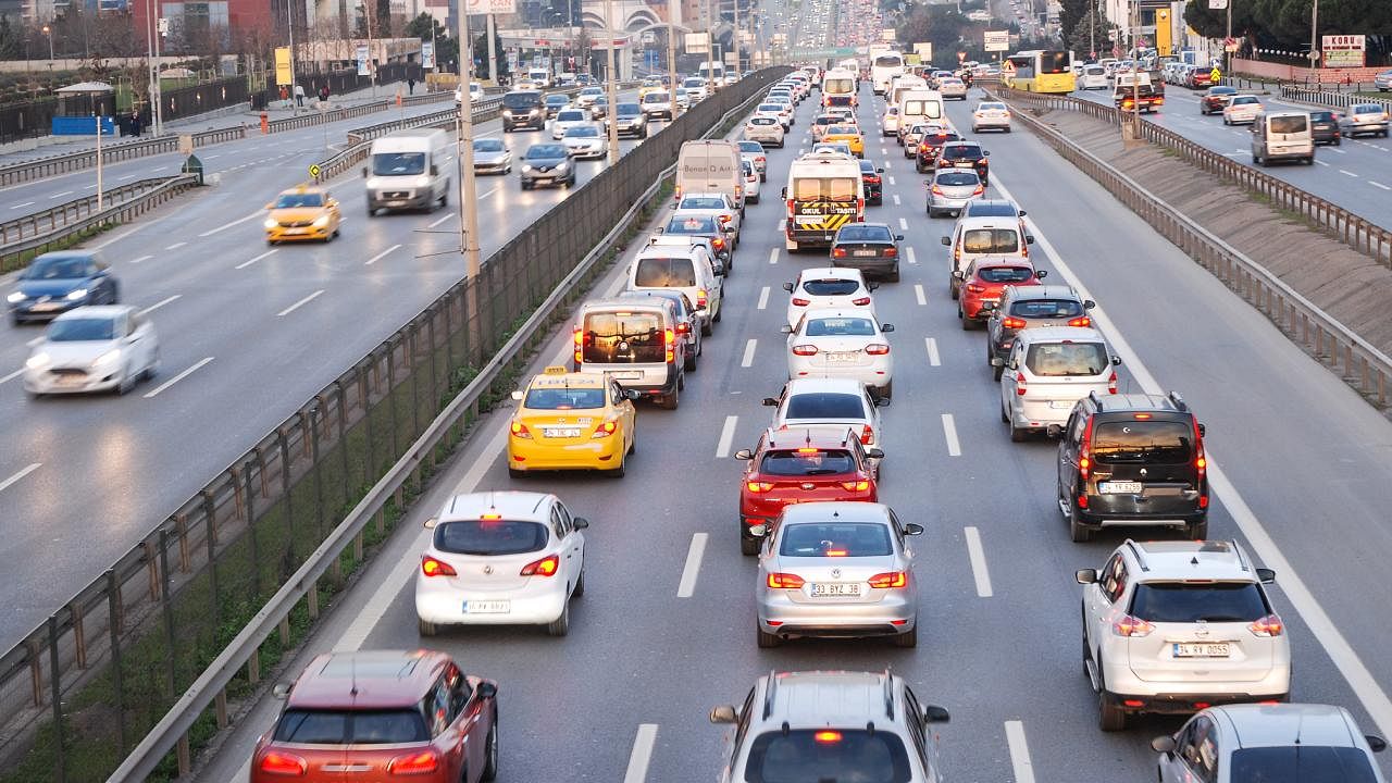 İstanbul'da haftanın ilk iş gününde trafik yoğunluğu yaşanıyor