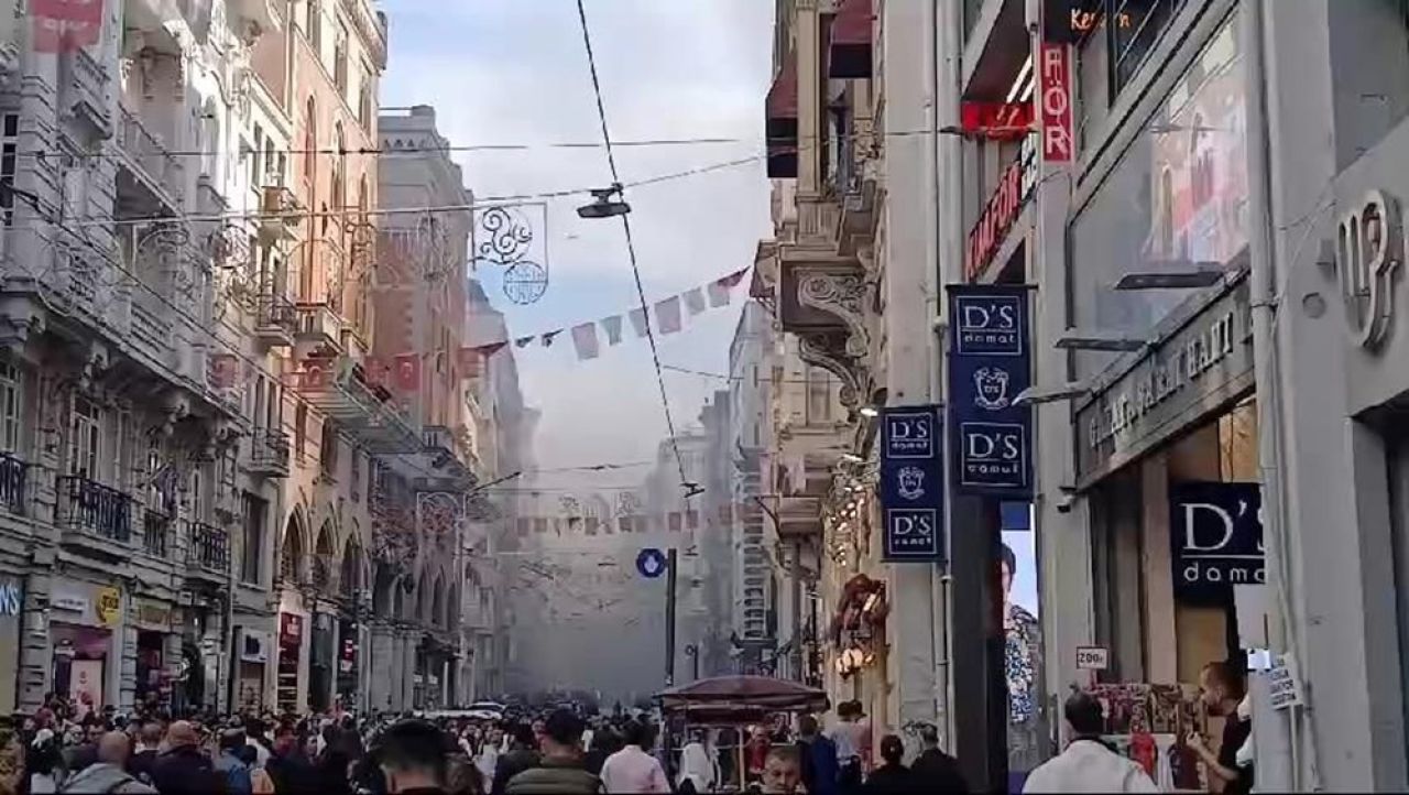 İstiklal Caddesi'nde mağazada yangın