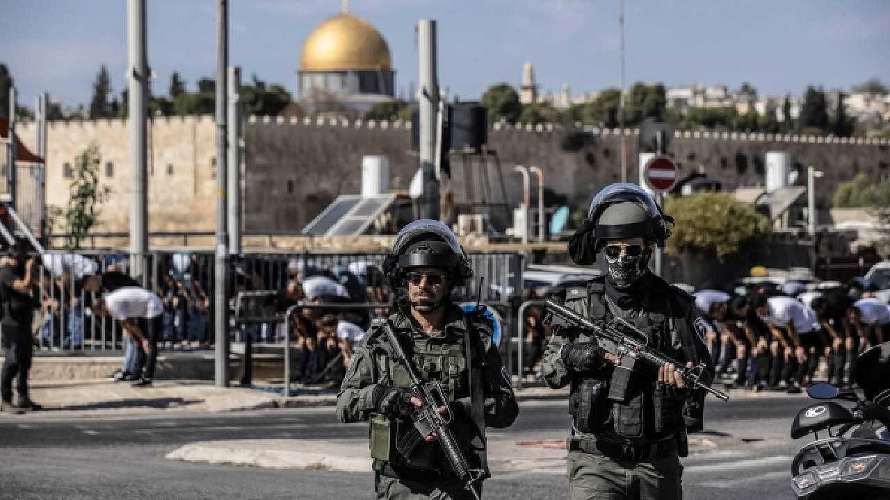 İsrail polisinin kısıtlamaları altında Mescid-i Aksa’da cuma namazı kılındı