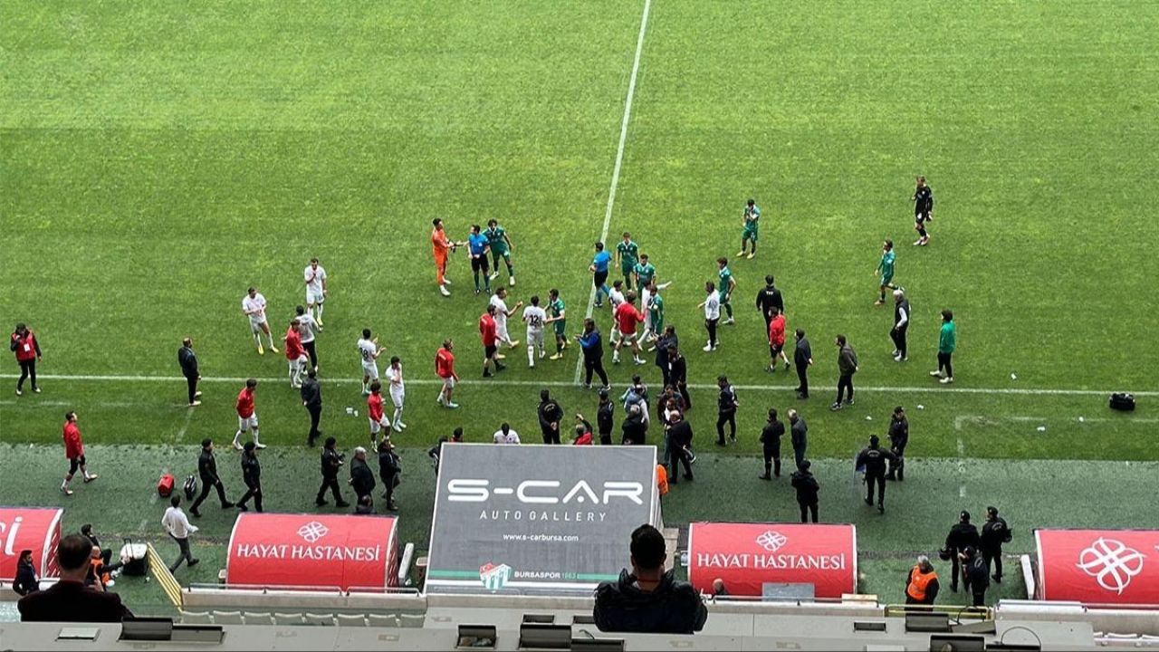 TFF 2. Lig'de kriz! Şampiyonluğa oynayan Vanspor FK, Bursaspor maçında sahadan çekildi