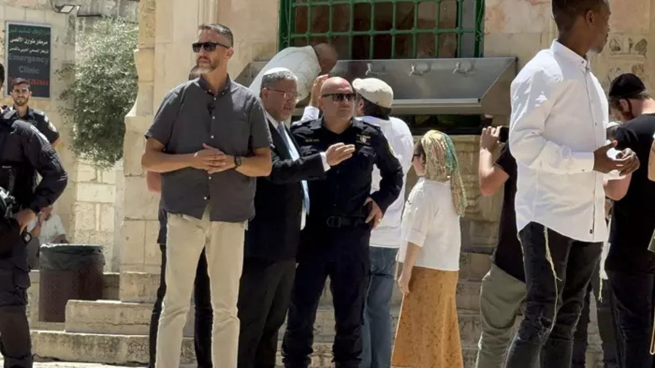 İsrailli bakan Mescid-i Aksa'ya baskın yaptı