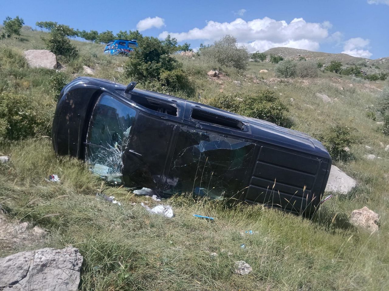 Tunceli'de İlçe Milli Eğitim Müdürü'nün kullandığı kamyonet şarampole yuvarlandı