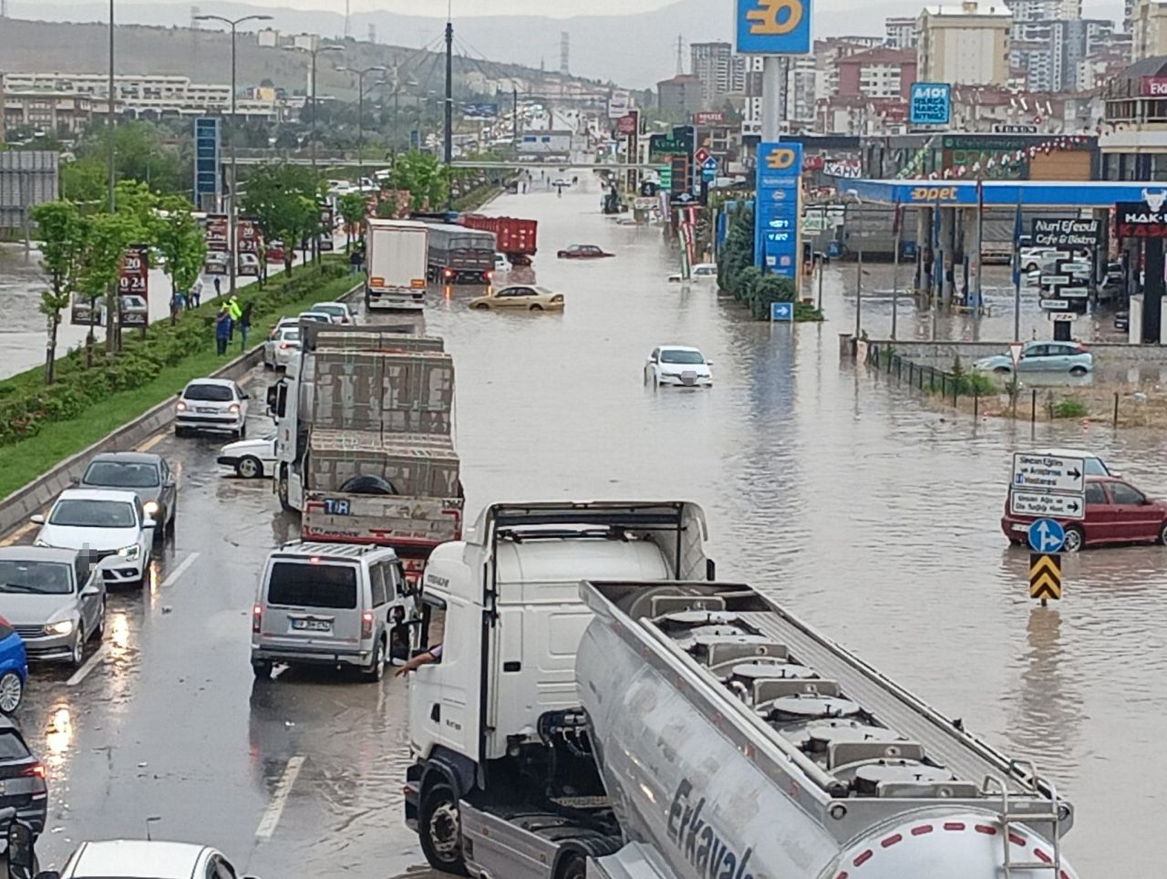 Ankara'da şiddetli yağış! Caddeler göle döndü