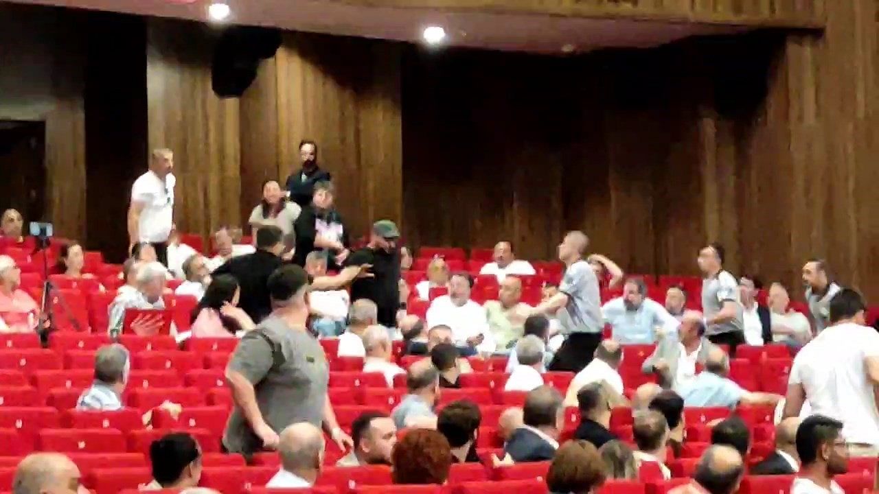 Salonda ipler gerildi: CHP'li milletvekilinin kuzeni "Seni vururum" diyerek koştu