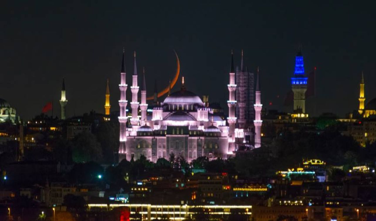 İstanbul'da hilal, Sultanahmet Camii ile buluştu