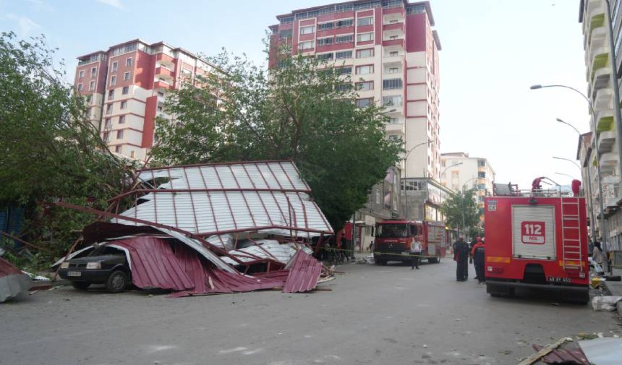 Muş’ta fırtına çatıları uçurdu