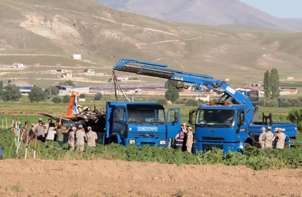 2 kişinin şehit olmuştu! Kayseri'de düşen uçağın enkazı kaldırıldı