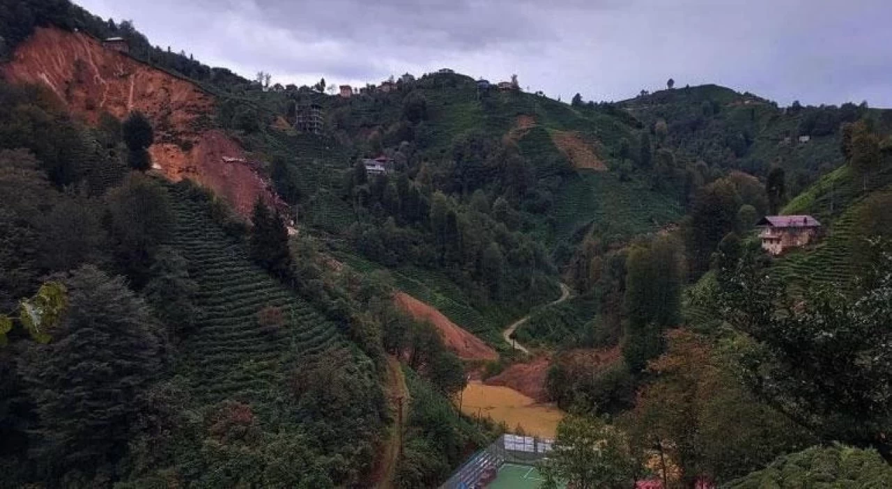 Rize'de heyelanda 2 ev toprak altında kaldı