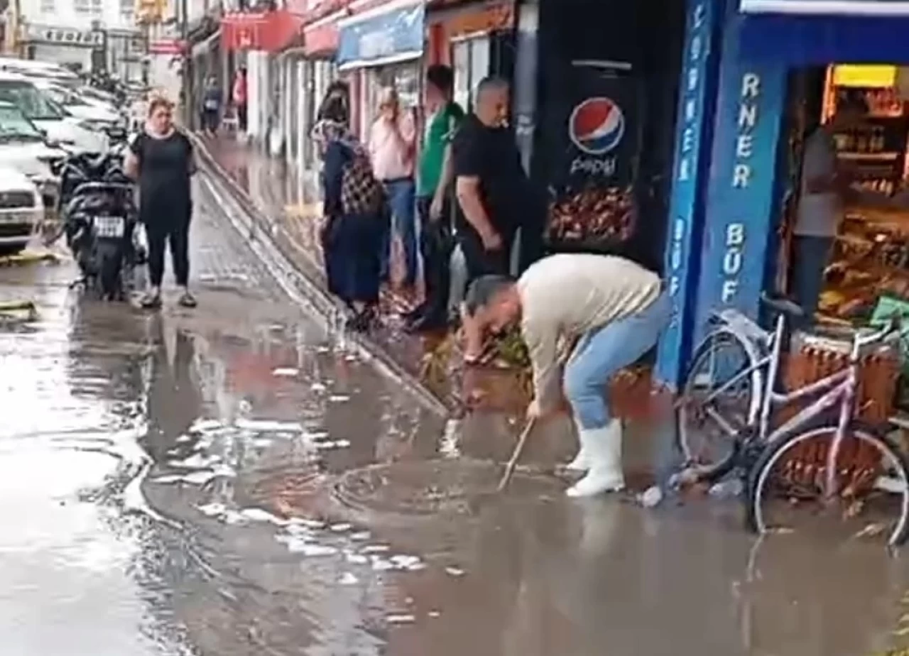 Gelibolu'da şiddetli yağış: Cadde ve sokaklar sular altında!