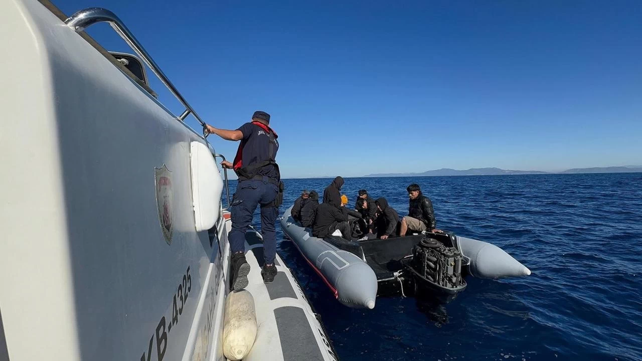 Kuşadası açıklarında geri itilen 17 göçmen kurtarıldı