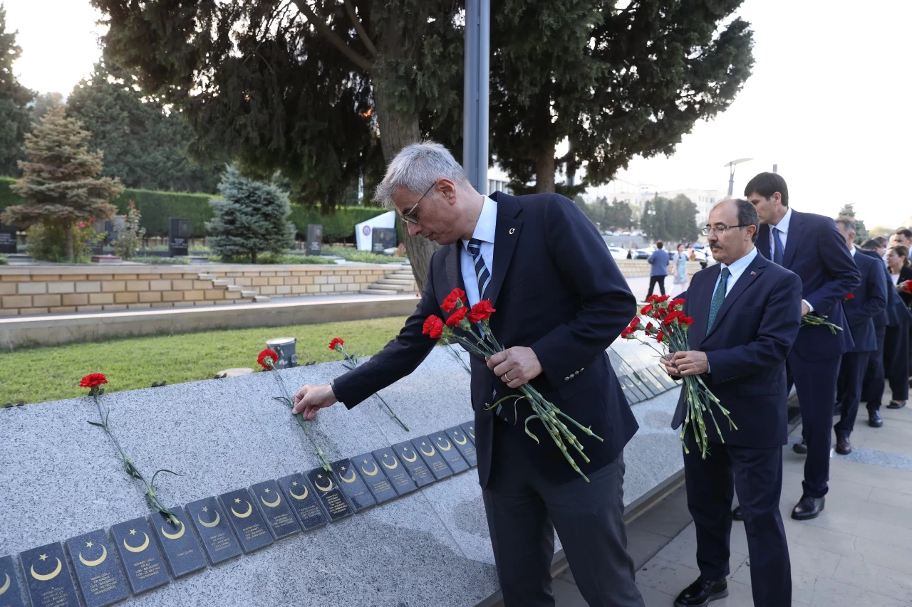 Sağlık Bakanı Kemal Memişoğlu, Bakü’de şehitlikleri ziyaret etti